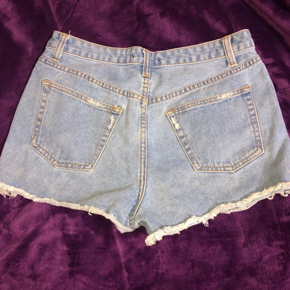 High waisted ripped shorts 💙 - Picture 2 of 2
